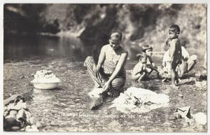 1920er hübsche Filipina Wäsche waschen im Fluss ECHTFOTO Philippinen Postkarte - Bild 1 von 2