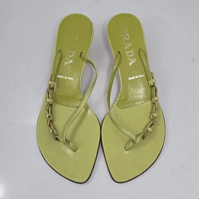 Sandalias vintage Prada 35,5 cuero verde lima hebillas doradas tanga tacón gatito Y2K Foto 1 de 4