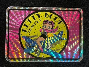 Seltener 1994 Betty Boop & Pudgy on Flying Airplane Prisma Automaten Aufkleber - Bild 1 von 1