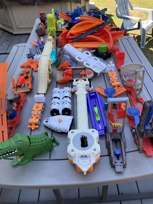 VINTAGE LOT OF Mattel HOT WHEELS Wheel Accessories PIECES TRACK LAUNCHERS SEE! - Image 1 of 4