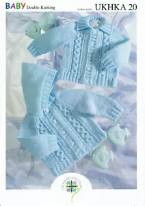 UKHKA 20 - Giacca e cardigan con cappuccio per bambini modello a maglia in DK 16-26" - Foto 1 di 3