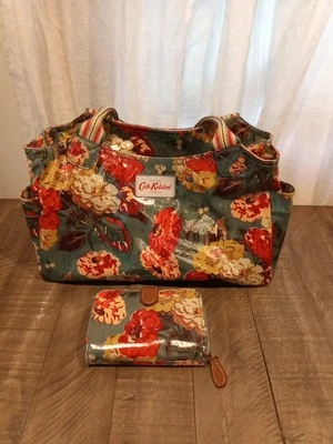 Bolso mensajero de hombro de PVC floral con flores Cath Kidston y billetera a juego Foto 1 de 4