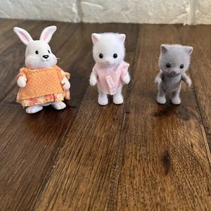 Lil Woodzeez Bunny Rabbit Amelia Countryside Cottage Hoppingood W/2 Fuzzy Cats - Picture 1 of 7
