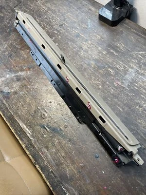 Grand Caravan 2016 puerta trasera izquierda ventana pantalla marrón usado. Foto 1 de 4