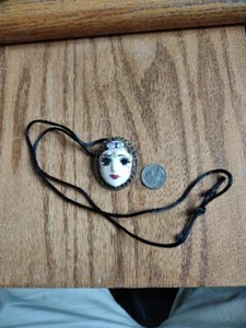 Kathleen H.Thomas Hand Painted Face "New Orleans" Pin or Brooch Signed by Artist - Picture 1 of 5