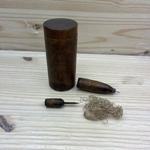 Antigua caja de almacenamiento torneada de 2 piezas de principios de 1900 tapa roscada 2 punzones de coser - Imagen 1 de 17