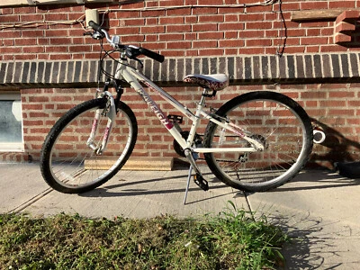 Bicicleta paso a paso híbrida/montaña Raleigh Eva 3.0, cuadro XS 12", ruedas 26" Foto 1 de 4