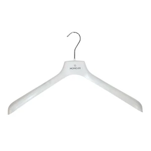 "Percha ancha para ropa MONCLER de plástico blanca 17,75"" talla 45" - Imagen 1 de 8