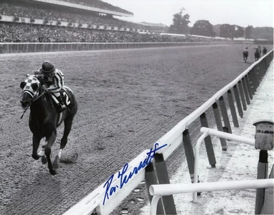 Secretariat 1973 Belmont Stakes mirar hacia atrás foto firmada Ron Turcotte Foto 1 de 2