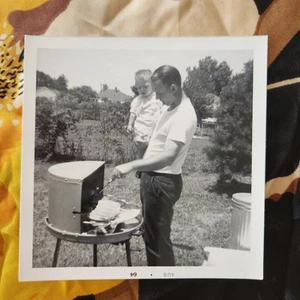 VTG 1964 60er Jahre Schwarz-Weiß Schnappschuss Foto Vater Sohn BBQ Grill Sommer - Bild 1 von 5