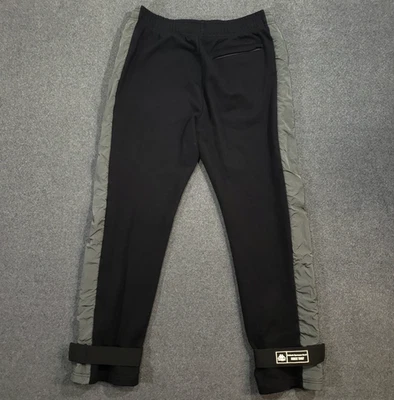 Pantalones deportivos Kappa para hombre medianos negros plateados con correa al tobillo bolsillos con cremallera Foto 1 de 4