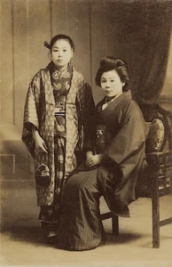 PORTRAIT ZWEIER JAPANISCHER SCHWESTERN IN KIMONOS - Bild 1 von 5