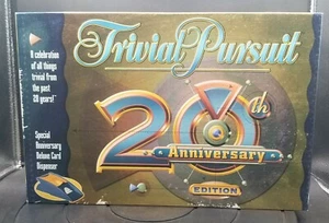 Trivial Pursuit 20th Anniversary Edition 2002 Hasbro Gioco da Tavolo Completo Trivia - Foto 1 di 10