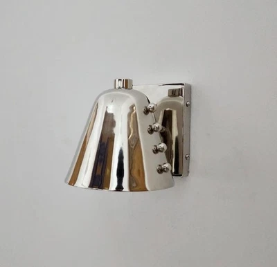 Aplique de pared de latón con cono audaz con detalles de remache - Diseño artesanal de mediados de siglo Foto 1 de 4