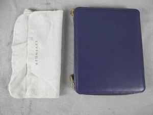 Custodia per tablet Levenger Tusting in pelle d'uva viola con cerniera 9" x 7" - Foto 1 di 8