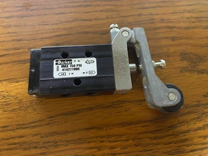 Parker /Schrader Bellows 414211000 3-way spool valve with roller - Picture 1 of 1