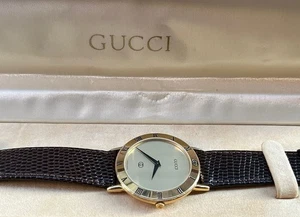VINTAGE LUXURY GREEN AND RED MEN'S 33mm GOLD PLATED QUARTZ WATCH "GUCCI" 3000M - Bild 1 von 4