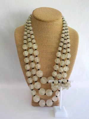 Juego de collar y pendientes de clip vintage de bolas de plástico esmerilado de múltiples hilos Foto 1 de 4