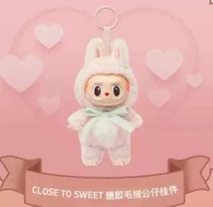 POPMART Mokoko Cerca de Dulce Vinilo Peluche Muñeca Colgante Sellado Pop Land Exclusivo - Imagen 1 de 5