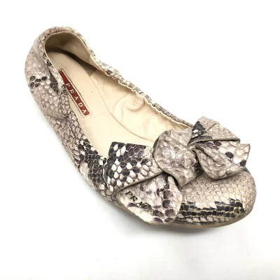 Zapatos planos de ballet sin cordones con logotipo de Prada para mujer talla 37,5 EU/7,5 EE. UU. beige serpiente Foto 1 de 4