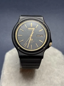 Vintage Seiko 5H23-7020 SQ Sports 150 Black/ Gold Day/Date Quartz Watch - Works - Picture 1 of 14
