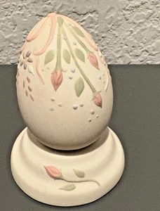 Estatuilla de huevo de cerámica usada vintage rosa flores cinta rosa con soporte - Imagen 1 de 10