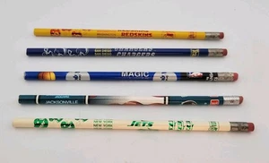 Lotto matite vintage anni 80 90 logo calcio NFL squadre assortite 5 matite mai usate - Foto 1 di 11