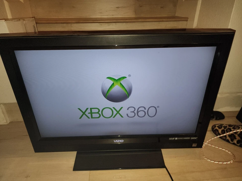 VIZIO VO320E 32-Inch ECO 720p LCD HDTV CLEAN PICTURE TESTED WORKING PERFECTLY - Image 1 of 3