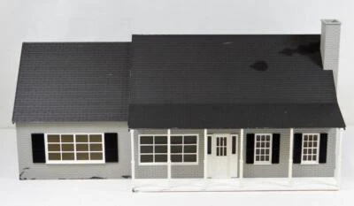 Lionel 6-34113 Large Suburban Home 2 story Ogauge house lighted Lionelville gray - Image 1 of 4