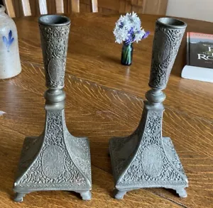 Paar antike verzierte Metall Kerzenständer - 8" hoch - Bild 1 von 8
