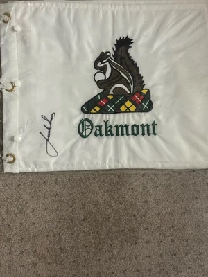 Bandera de miembros Oakmont firmada por Jordan Spieth Foto 1 de 2
