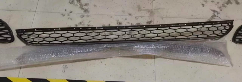 Центральная решетка переднего бампера Maserati Quattroporte от оригинального производителя: 670013783 - Изображение 1 из 2