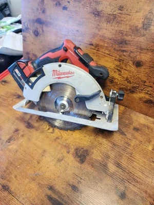 Milwaukee 2631-20 M18 Brushless Cordless 7-1/4 Circular Saw w/ Blade w/battery - Image 1 of 4