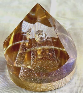 Fermacarte piramide cristallo oro Orrefors con interno firmato a bolla Olle Alberius - Foto 1 di 6