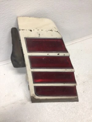 CHEVY MONTE CARLO 77 1977 TAIL LIGHT & REAR QUARTER PANEL EXTENSION PASSENGER RH Foto 1 de 4