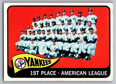 1965 TOPPS #513 NEW YORK YANKEES TEAM CARD W/MANTLE/FORD/BERRA/MARIS - Image 1 of 3