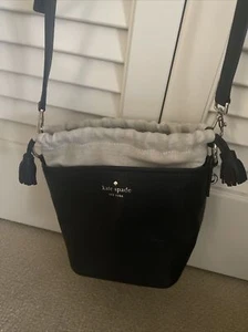 Kate Spade Sm Black Leather Bucket Drawstring with White Lining Crossbody EUC - Bild 1 von 7