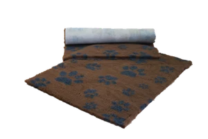 VETFLEECE Non Slip Pile Fleece Vet Bedding Roll Brown with Charcoal Multi Paws - Picture 1 of 3