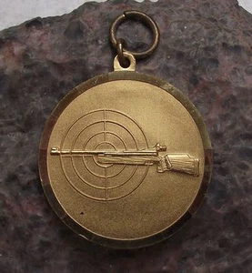 Uninscribed Unused Gun Rifle Target Golden Metal Medallion Medal Key Chain - Picture 1 of 2