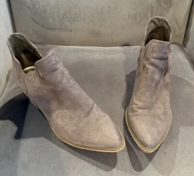 Botín Betsey Johnson Kefley para mujer gamuza topo talla 7 1/2 borde vieira Foto 1 de 4