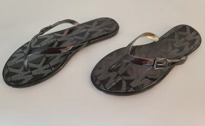 Chanclas Michael Kors Emory Tanga Detalle Gunmetal PVC Metálico Superior Deslizable  Foto 1 de 4