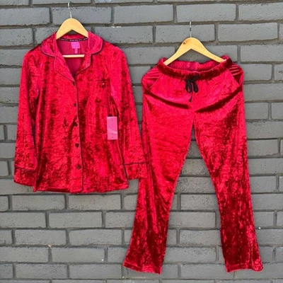 Betsey Johnson 红色压花天鹅绒 2 件套睡衣套装女式纽扣衬衫和裤子 S — 第 1/4 张图片