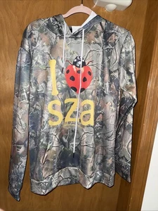 I Love SZA Bug Camo & Kendrick Lamar Grand National Tour Pullover Hoodie (B74) - Bild 1 von 8