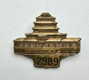1949 Indianapolis 500 Bronzo Pit Distintivo #2989 Indy Pagoda Spilla Vintage - Foto 1 di 3