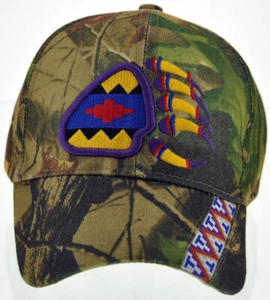 NUOVO! CAPPELLO BERRETTO MIMETICO INDIANO AMERICANO ORSO LATERALE IN PIUME ARTIGLIO ORSO NATIVO - Foto 1 di 3