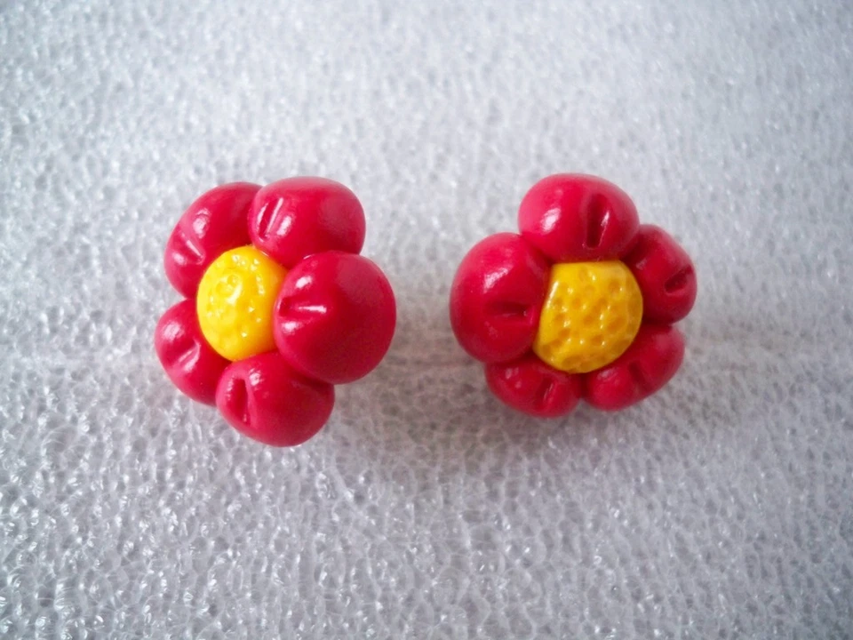 ORECCHINI LOBO IN FIMO FATTI A MANO MARGHERITE ROSSE FIORE - Immagine 1 di 1