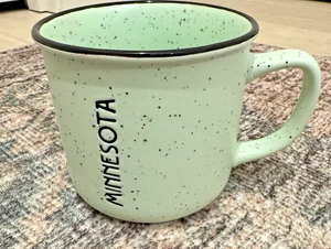 Taza de café de escritura negra "Minnesota" con manchas verdes y menta en color mate, simple, minimalista - Imagen 1 de 6