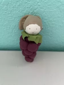 Muñeca Lovie de peluche de algodón orgánico Under The Nile Grapes Baby 6" - Imagen 1 de 6