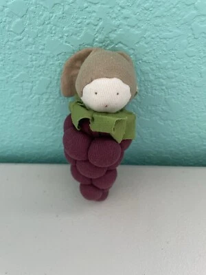 Muñeca Lovie de peluche de algodón orgánico Under The Nile Grapes Baby 6" Foto 1 de 4