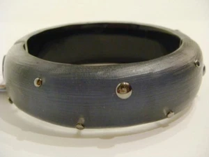 BRAZALETE CON BISAGRAS ALEXIS BITTAR TACHONADO $225 - Imagen 1 de 6